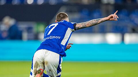 Der Schalker Darko Churlinov jubelt über seinen Treffer zum 2:0.
