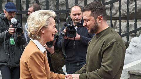 Der ukrainische Präsident Wolodymyr Selenskyj begrüßt EU-Kommissionspräsidentin Ursula von der Leyen in Kiew.