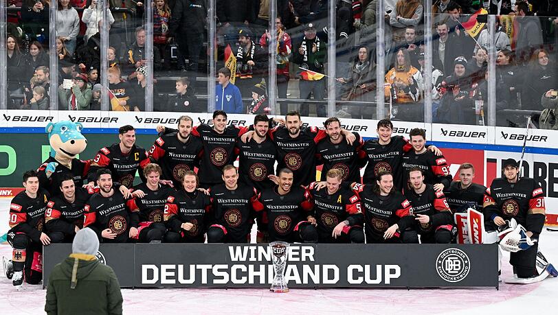 Die Spieler von Deutschland stehen nach dem Spiel für ein Foto zusammen.