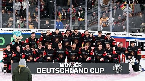 Die Spieler von Deutschland stehen nach dem Spiel für ein Foto zusammen.