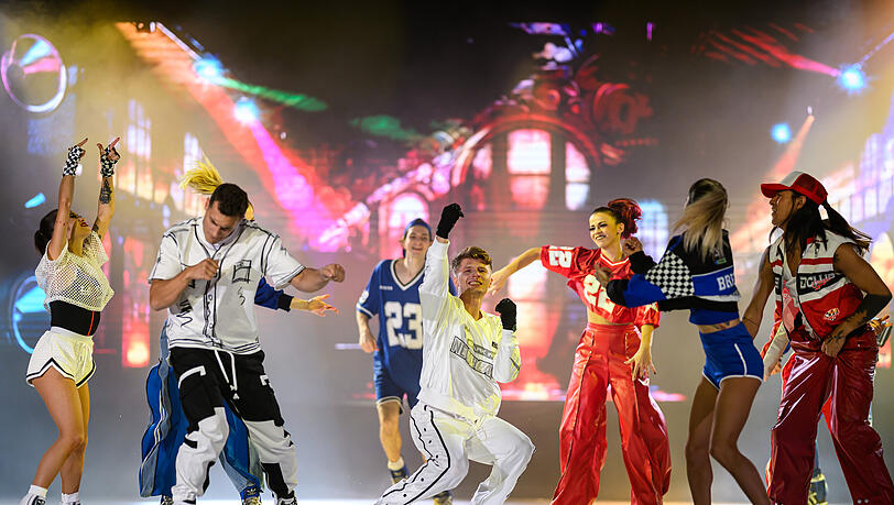 Mehrere Eiskunstläuferinnen und Eiskunstläufer führen das Stück mit viel Herzblut auf. Mehrere Eiskunstläuferinnen und Eiskunstläufer führen das Stück mit viel Herzblut auf.