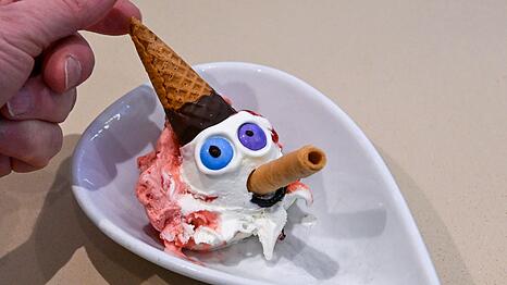 Im Eiscafe "Caffe e Gelato" werden f&uuml;r Pinocchio die Sorten Fior di Latte und Erdbeere mit Erdbeerso&szlig;e gemischt.