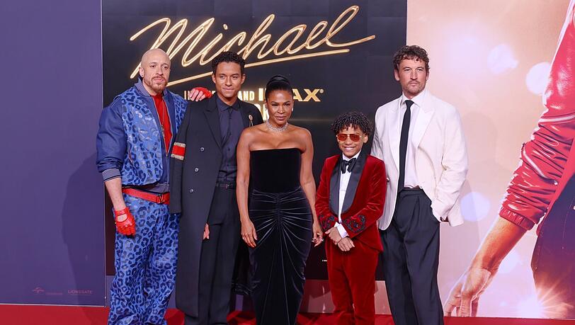 Bei der Premiere in Berlin: Michael KeiLyn Durrel Jones, Jaafar Jackson (im Film spielt er Michael), Nia Long, Juliano Valdi (im Film Michael als Kind), Miles Teller.