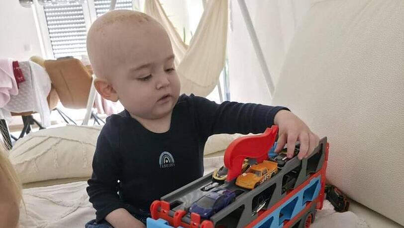 Leo aus dem Landkreis Landshut darf nur mit desinfizierten Autos spielen.