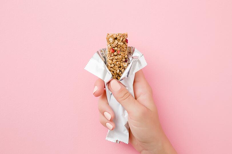 Auch Energieriegel werden in der Werbung oft als gesund angepriesen. Doch in Wahrheit enthalten sie eine gute Portion industriell verarbeitete Soja- oder Milchproteine, Zucker, k&uuml;nstliche Aromen und Transfette. Lassen Sie also besser die Finger davon.