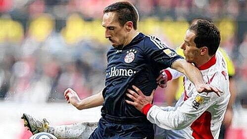 Hart bedrängt: Franck Ribéry, Einwechselspieler bei Bayerns 1:1 in Köln. Hart bedrängt: Franck Ribéry, Einwechselspieler bei Bayerns 1:1 in Köln.