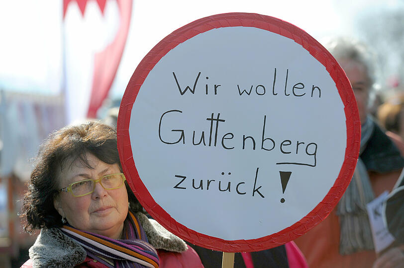 Die treuen Anhänger demonstrieren für ihren "KT".