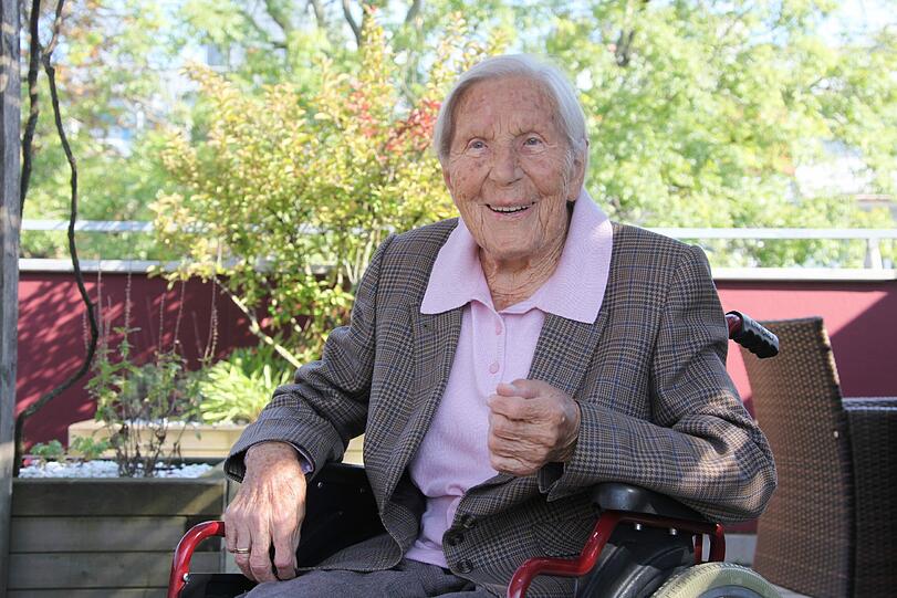 Die 104-jährige Sonnenanbeterin Charlotte Grossmann auf der Dachterrasse ihres Seniorenheims des Diakoniewerks in der Heßstraße.