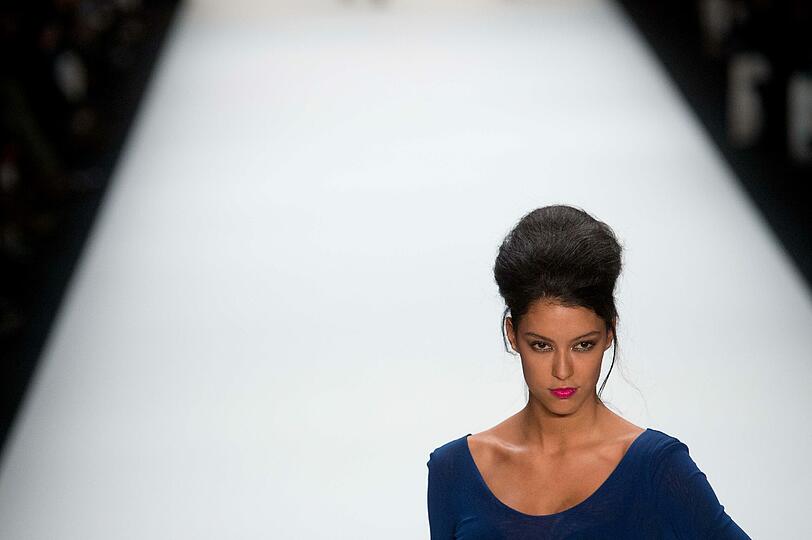 Heidis Mädel im Spotlight: Model Rebecca Mir läuft für Modeschöpferin Anja Gockel auf der Fashion Show in Berlin. Bei "Germany's Next Top Model" begann ihre Karriere.