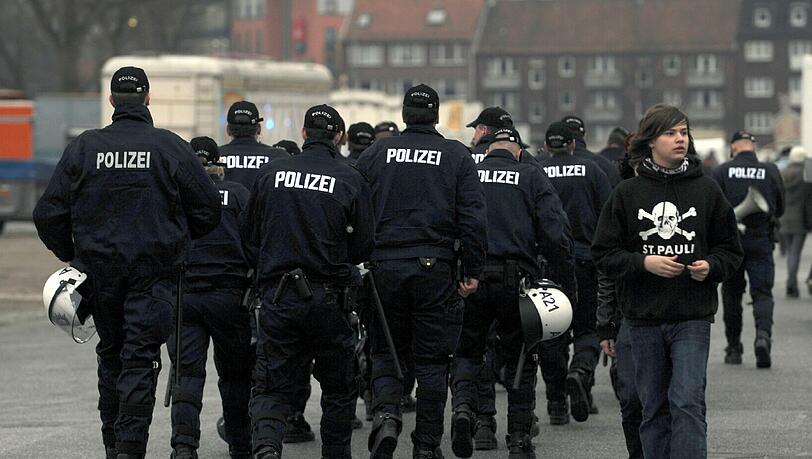 Die Polizei sucht nach Zeugen und Tätern des Vorfalls nach dem Spiel in Hamburg. Die Polizei sucht nach Zeugen und Tätern des Vorfalls nach dem Spiel in Hamburg.