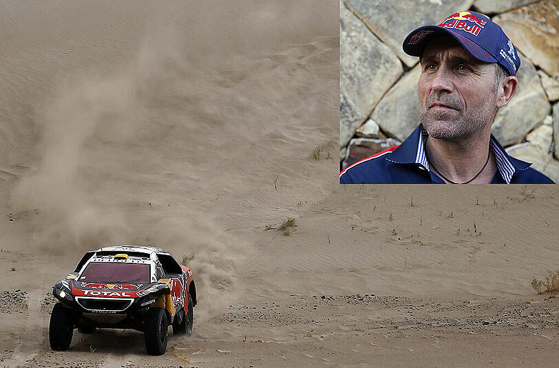 Stéphane Peterhansel führt die Gesamtwertung nunmehr mit einer exakt einer Stunde Vorsprung auf Vorjahressieger Nasser al-Attijah aus Katar überlegen an und steht drei Etappen vor dem Ende vor seinem insgesamt zwölften Gesamtsieg.