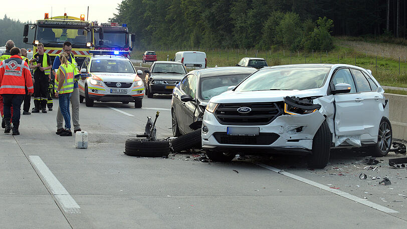 Massenkarambolage auf der A8 bei Adelzhausen. Die Bilder vom Unfall.