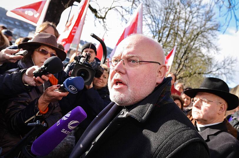 Der Erzbischof von München und Freising, Reinhard Kardinal Marx, spricht  mit demonstrierenden Mitarbeitern der existenzbedrohten Verlagsgruppe Weltbild.