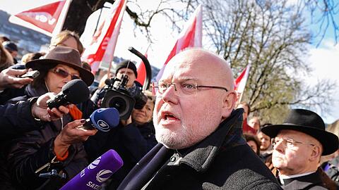 Der Erzbischof von München und Freising, Reinhard Kardinal Marx, spricht  mit demonstrierenden Mitarbeitern der existenzbedrohten Verlagsgruppe Weltbild.