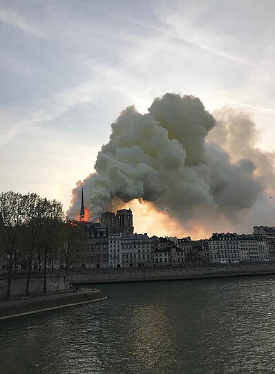 Die weltberühmte Kathedrale Notre-Dame de Paris steht in Flammen.