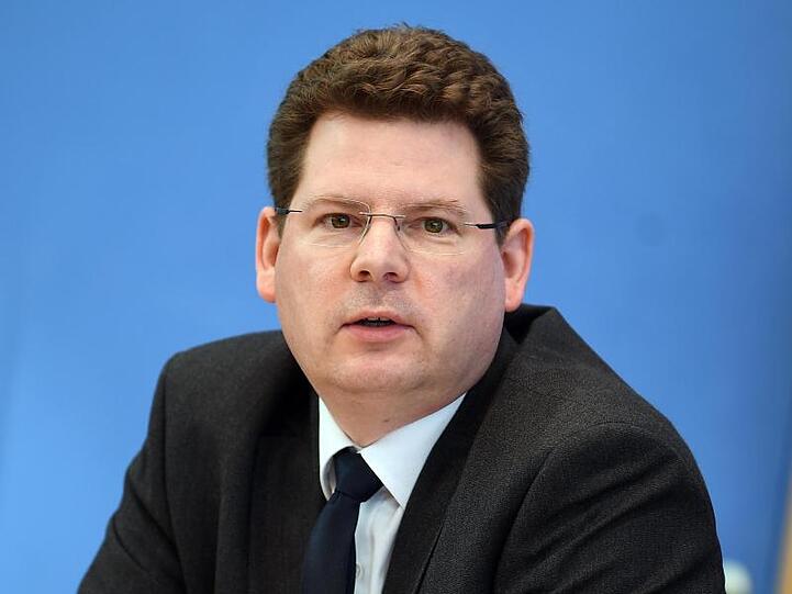Oliver Holtemöller vom IWH spricht auf einer Pressekonferenz. Foto: Britta Pedersen/Archiv