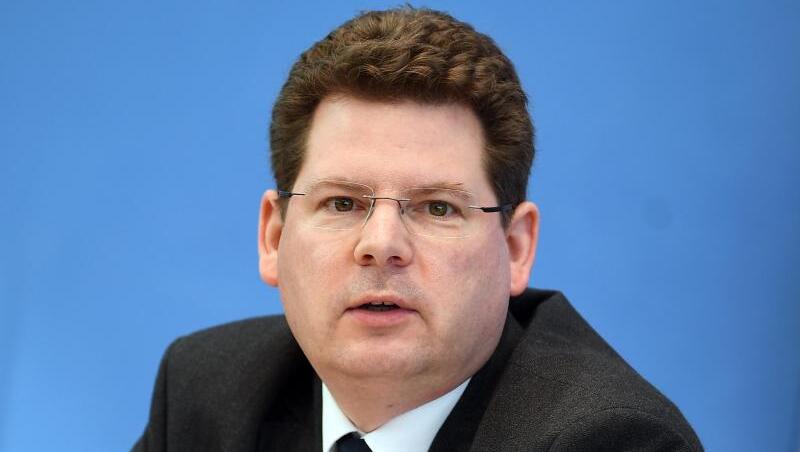 Oliver Holtemöller vom IWH spricht auf einer Pressekonferenz. Foto: Britta Pedersen/Archiv Oliver Holtemöller vom IWH spricht auf einer Pressekonferenz. Foto: Britta Pedersen/Archiv