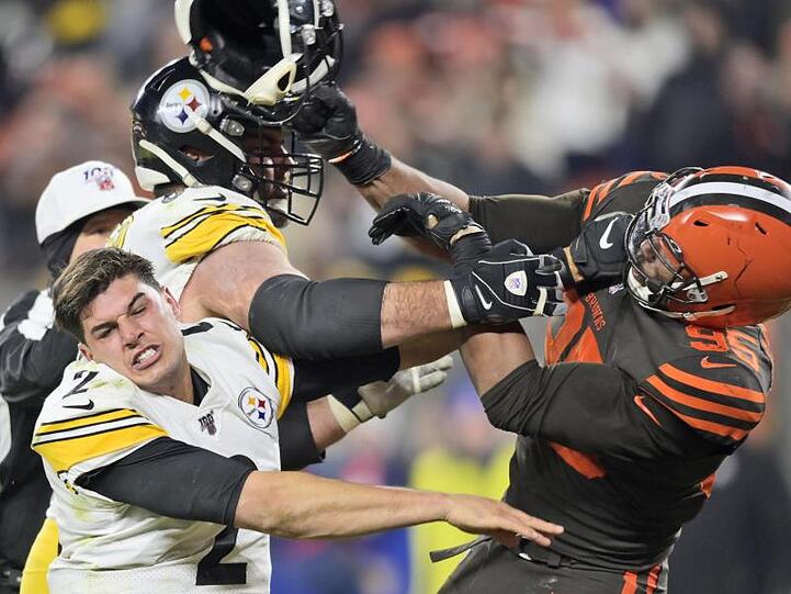 Myles Garrett (r) hatte mit dem Helm von Mason Rudolph (l) den Steelers-Quarterback attackiert.