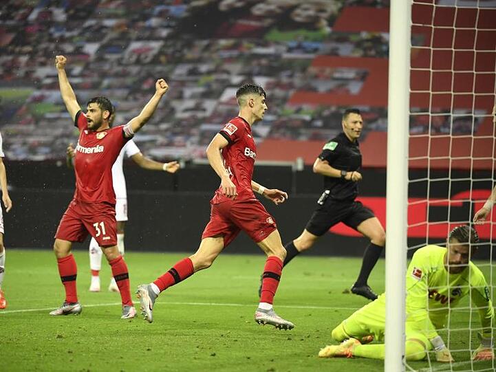 Leverkusen-Supertalent Kai Havertz (M.) traf zum 2:0.