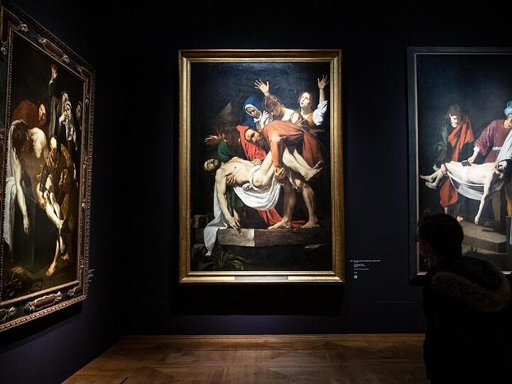 "Die Grablegung Christi" von Dirk van Baburen (r) und Caravaggio (Mitte) und Nicolas Tournier (l) in München.