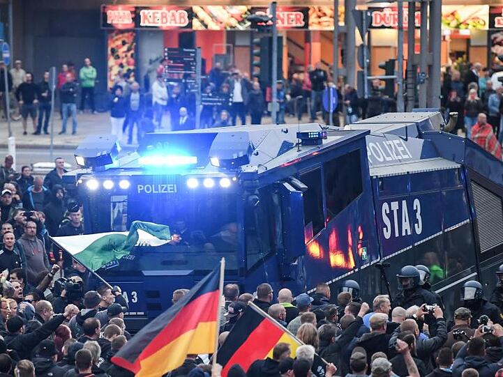 Ein Abend, der vieles veränderte: Wasserwerfer bringen sich am 1. September in Chemnitz in Stellung.