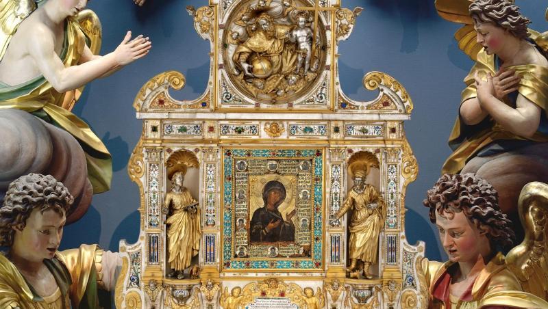 Die Silberretabel aus dem Jahr 1629 mit der von Engeln getragenen Freisinger Lukasikone. Foto: Walter Bayer/Diözesanmuseum Freising Die Silberretabel aus dem Jahr 1629 mit der von Engeln getragenen Freisinger Lukasikone. Foto: Walter Bayer/Diözesanmuseum Freising