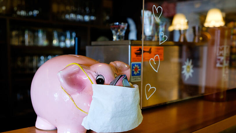 Selbst das Sparschwein auf der Theke trägt Maske. Selbst das Sparschwein auf der Theke trägt Maske.