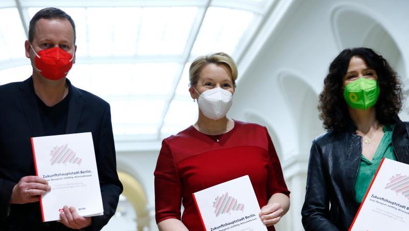 Linke-Spitzenkandidat Klaus Lederer, Franziska Giffey, die Landesvorsitzende und Spitzenkandidatin der SPD, und Grünen-Spitzenkandidatin Bettina Jarasch haben sich auf einen Koalitionsvertrag geeinigt.