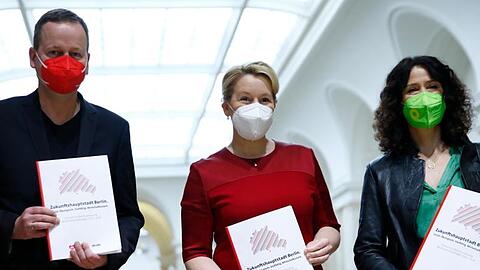 Linke-Spitzenkandidat Klaus Lederer, Franziska Giffey, die Landesvorsitzende und Spitzenkandidatin der SPD, und Grünen-Spitzenkandidatin Bettina Jarasch haben sich auf einen Koalitionsvertrag geeinigt.