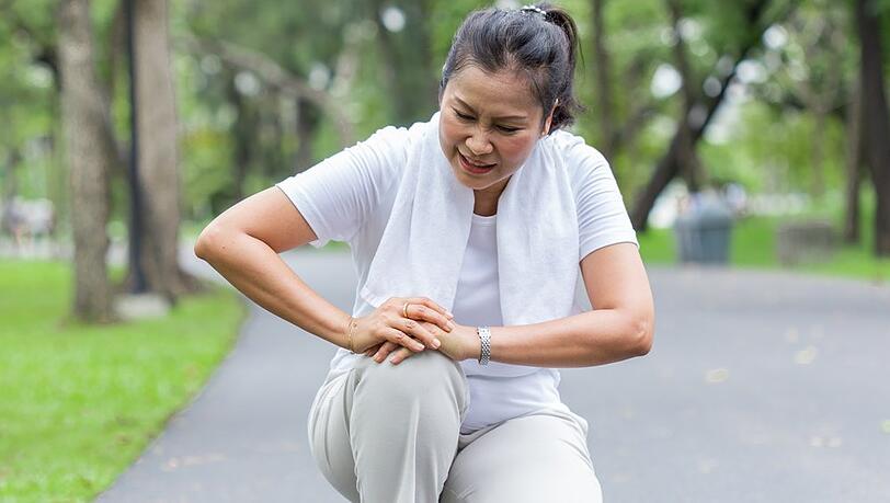 Auch Menschen im mittleren Alter können an Arthrose erkranken.