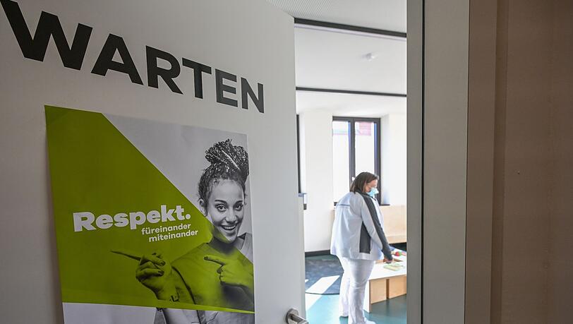 "Respekt füreinander miteinander": Plakat an der Tür eines Wartezimmers in einer Arztpraxis.