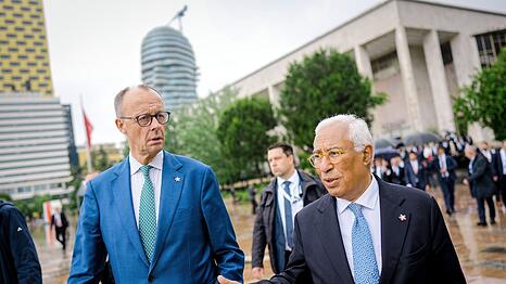 Hoffen auf enge Abstimmung mit den USA: Bundeskanzler Friedrich Merz (l) und EU-Ratspräsident António Costa.