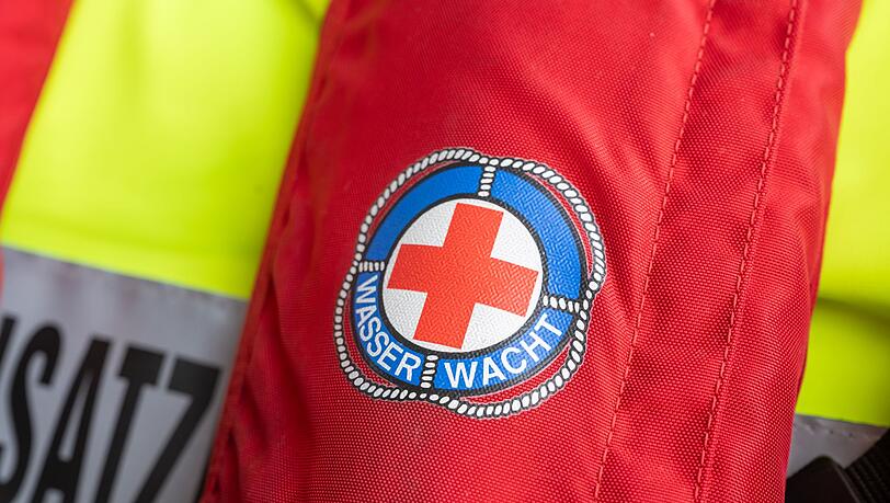 Die Wasserwacht und ein Polizist retteten den 24-Jährigen aus dem Wasser. (Symbolbild)