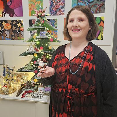 Von diesen niedlichen Weihnachtsmännern hat Amelie Lorenz mehrere bemalt.