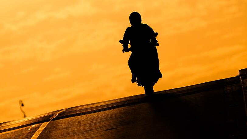 Ein verurteilter Mörder ist bei einem begleiteten Freigang mit einem Motorrad geflohen. (Symbolbild) Ein verurteilter Mörder ist bei einem begleiteten Freigang mit einem Motorrad geflohen. (Symbolbild)