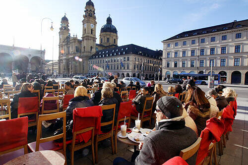 Sonnenterrassen: Sogar im Winter zieht es die Münchner raus in die Cafés. Diese Aufnahme stammt aus dem Januar 2010. Besonders schön Leute-Kucken kann man im Tambosi.