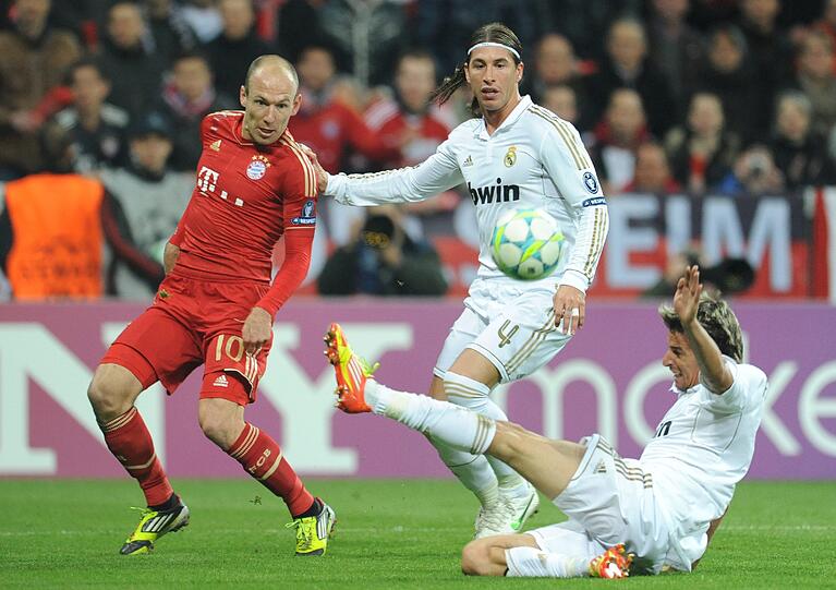 ARJEN ROBBEN: Nicht schlecht, aber im Vergleich zu Ribéry fiel er dann doch deutlich ab. Völlig unnötig sein Streit mit dem Franzosen um den Freistoß kurz vor der Pause. Note 4