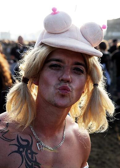 Wet T-Shirts, wilde Rocker, schräge Outfits: So verrückt war das Wacken-Festival 2011. wir zeigen die besten Bilder. EInfach weiterklicken!