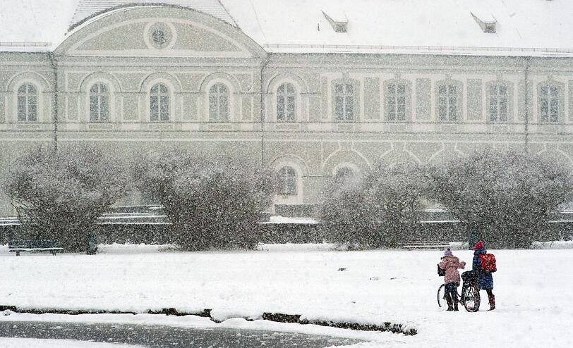 Die Schlossbauten verschwinden hinter einem Schneevorhand.
