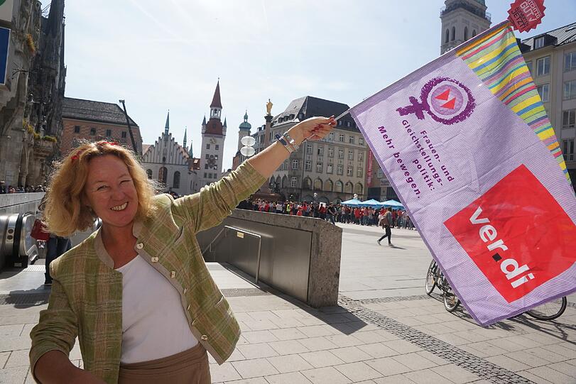 Erzieherinnen, Mütter und Sozialarbeiterinnen und Unterstützer bei Menschenkette am Marienplatz in München.
