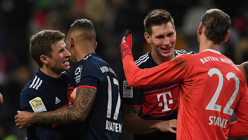 Die Bayern-Spieler freuen sich über die Herbstmeisterschaft.