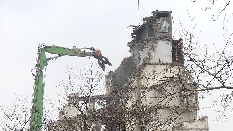 Rückblick: Hier wird das Hotel abgerissen, schreibt AZ-Leserin Friederike Langer.
