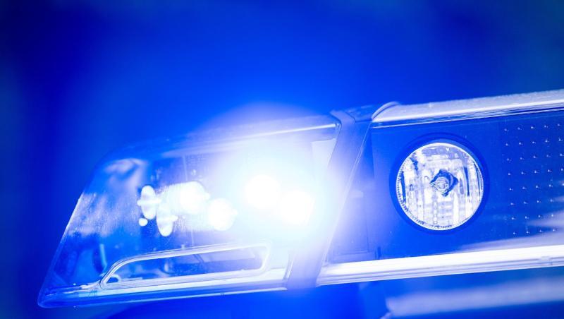 Ein Blaulicht leuchtet an einer Polizeistreife. Foto: Lino Mirgeler/dpa/Symbolbild Ein Blaulicht leuchtet an einer Polizeistreife. Foto: Lino Mirgeler/dpa/Symbolbild
