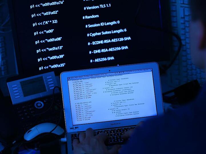 Cyber-Angriffe auf Staaten und wichtige Teile der Infrastruktur gelten als erhebliche Gefahr.