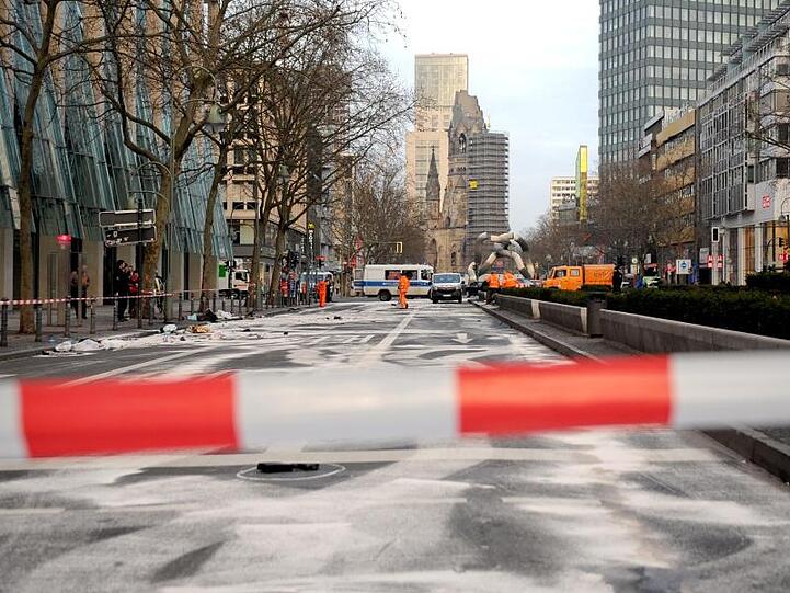 Die gesperrte Tauentzienstraße in Berlin nach einem illegalen Autorennen.