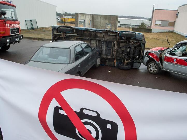 Bisher macht man sich lediglich strafbar, wenn man Rettungskräfte behindert oder Verletzte entwürdigend fotografiert - künftig soll das auch für Unfall-Tote gelten.