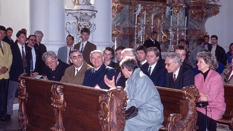 Der ehemalige sowjetische Staatspräsident Michail Gorbatschow neben Theo Waigel (links) zu Besuch 1992 in Kloster Steingaden.