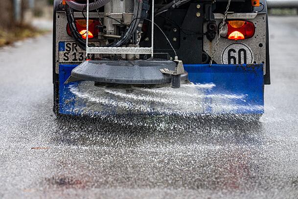 Streusalz ist trotz der Nachteile für die Umwelt weiterhin im Winterdienst oft unverzichtbar. (Archivbild) Streusalz ist trotz der Nachteile für die Umwelt weiterhin im Winterdienst oft unverzichtbar. (Archivbild)