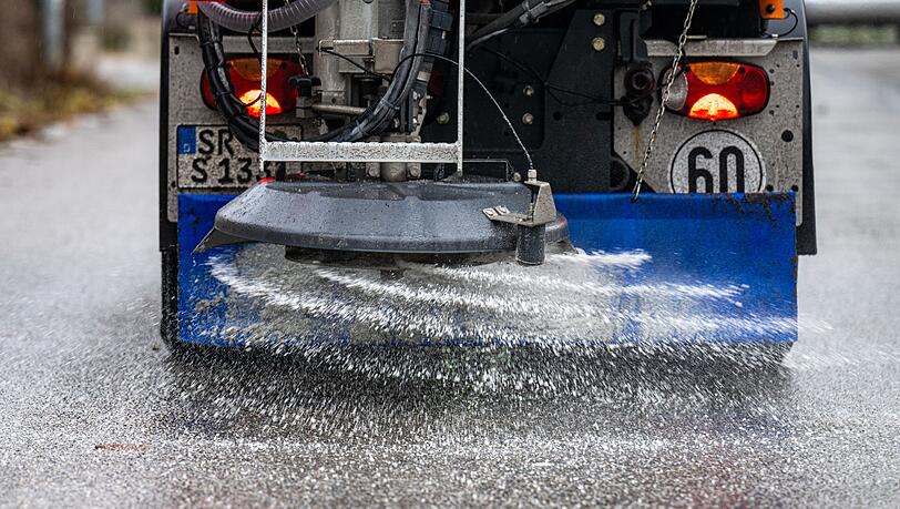 Streusalz ist trotz der Nachteile für die Umwelt weiterhin im Winterdienst oft unverzichtbar. (Archivbild) Streusalz ist trotz der Nachteile für die Umwelt weiterhin im Winterdienst oft unverzichtbar. (Archivbild)