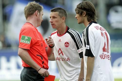 Nichts gesehen, aber die Rote Karte gezückt: Schiedsrichter  Christian Fischer (links) schickte Marek Mintal (Mitte) vom Feld.  Dario Vidosic kann den Platzverweis nicht verhindern.